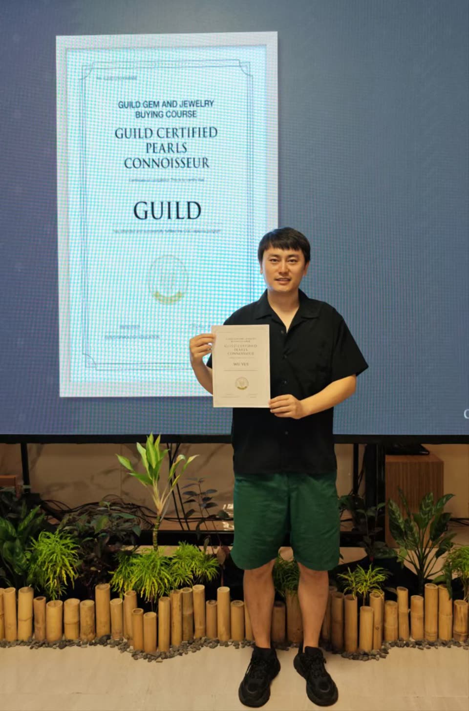 蜜探武老师手持 GUILD 珍珠鉴赏师证书